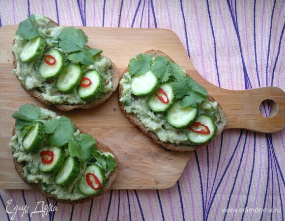 Тосты с гуакамоле и огурцом Тосты с гуакамоле и огурцом