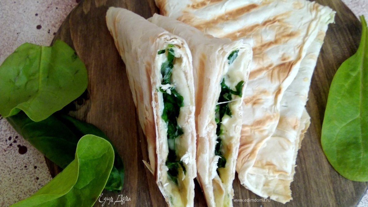 Завтрак из лаваша со шпинатом