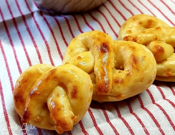 Творожные крендели с сыром