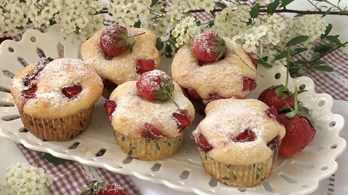 Творожные маффины с клубникой