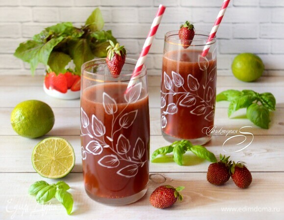 Лимонад с клубникой, базиликом и лаймом