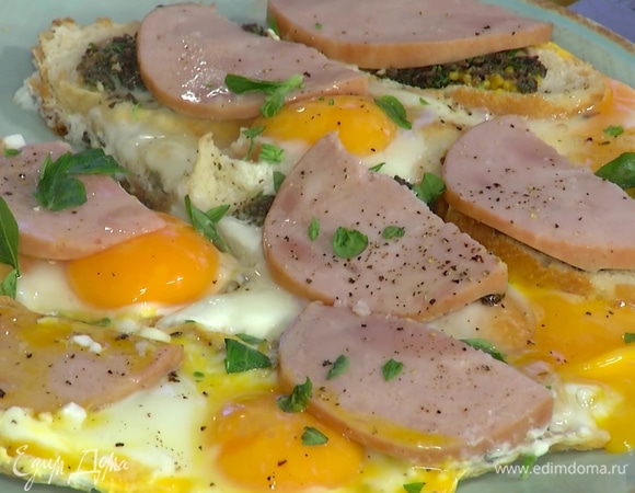 Яичница с тостами, пастой из маслин и ветчиной Яичница с тостами, пастой из маслин и ветчиной