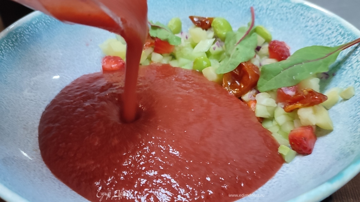 Гаспачо со спелыми томатами и вишней