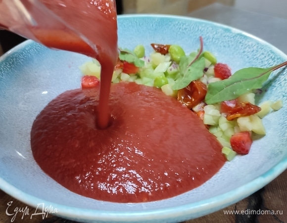 Гаспачо со спелыми томатами и вишней