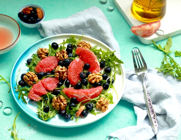 Салат с грейпфрутом, черникой, грецким орехом и руколой Салат с грейпфрутом, черникой, грецким орехом и руколой