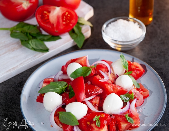 Летний салат из помидоров и моцареллы