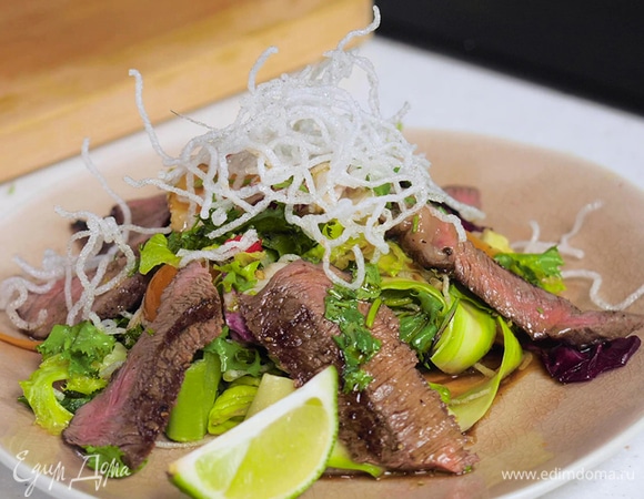 Салат со стейком, фунчозой и заправкой в тайском стиле