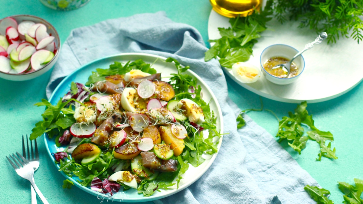 Овощной салат с копченой сельдью и горчичной заправкой