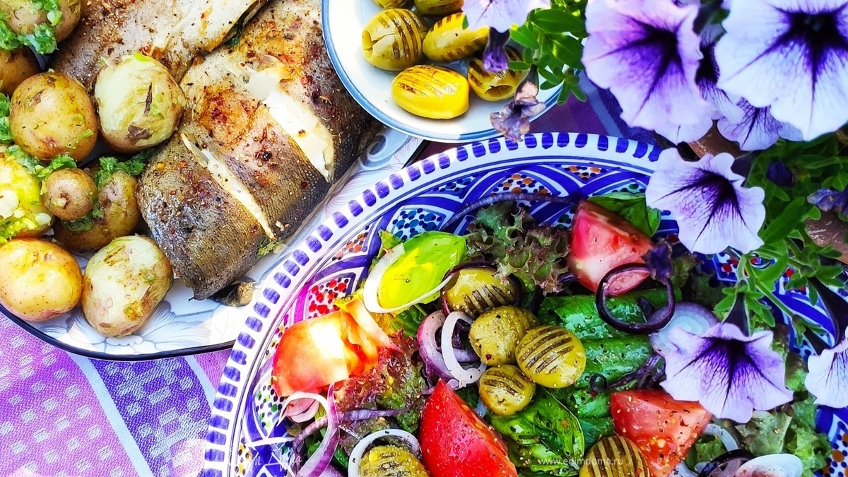 Запеченная форель с летним салатом
