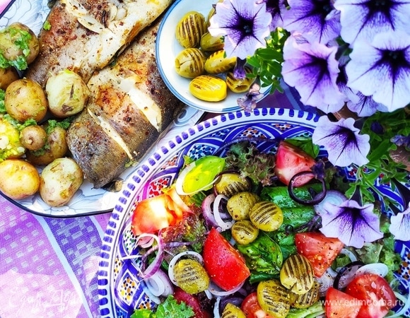 Запеченная форель с летним салатом Запеченная форель с летним салатом