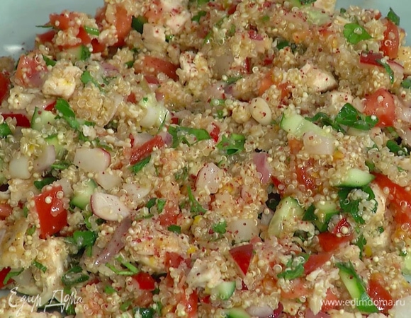 Салат с куриной грудкой, киноа и овощами
