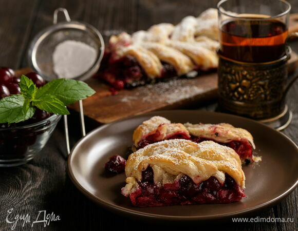 Пирог из слоеного теста с вареньем