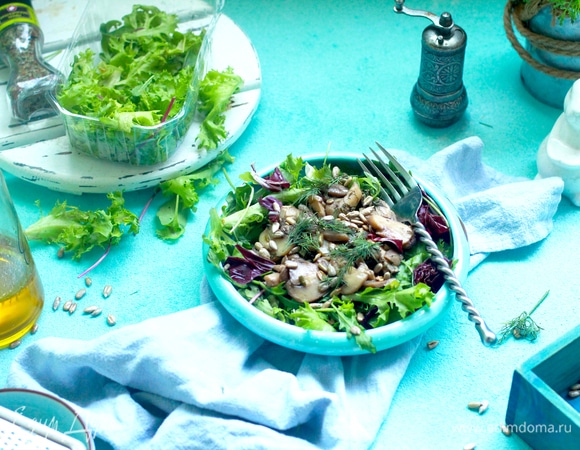 Теплый салат из шампиньонов с семечками