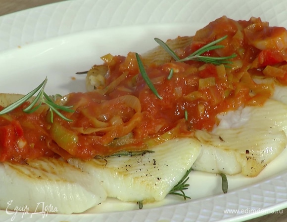 Жареная белая рыба под овощным соусом
