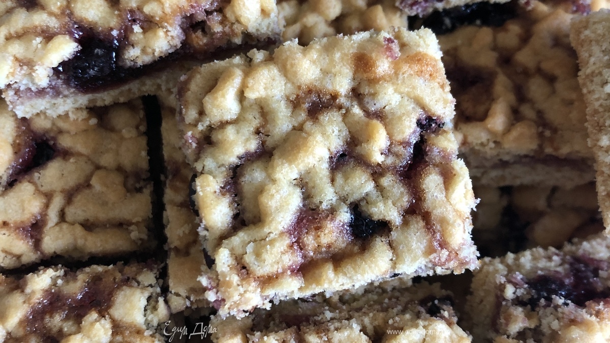 Песочное печенье с вареньем из черной смородины