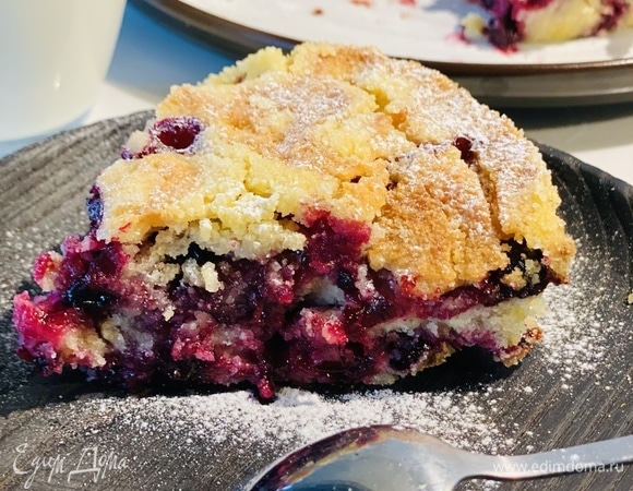 Насыпной пирог из черной смородины 