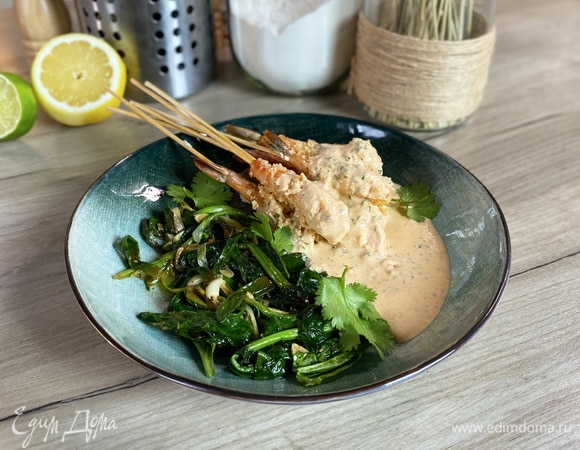 Креветки с соусом «Том Ям» и жареным шпинатом