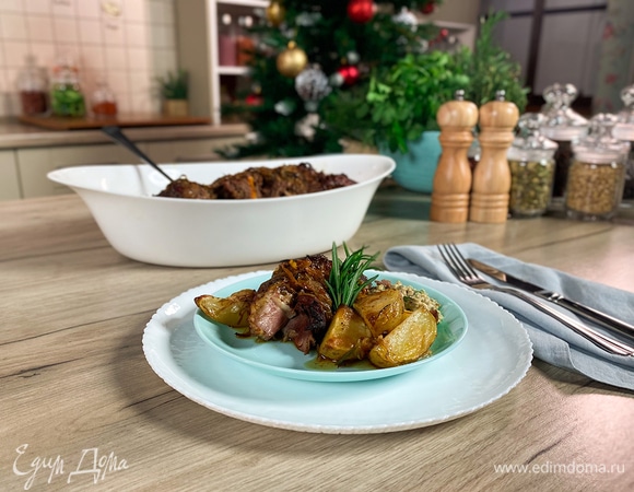 Баранья нога с соусом из запеченных баклажанов