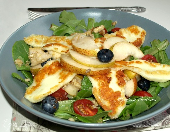 Салат с грушей и жареным халуми Салат с грушей и жареным халуми