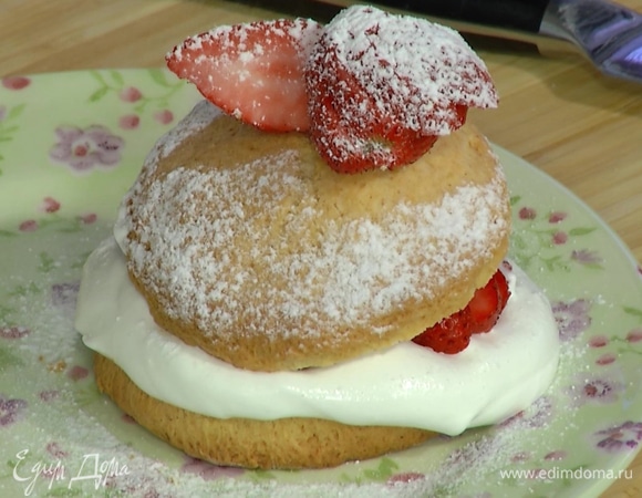 Песочное печенье шортбред с клубникой и взбитыми сливками 