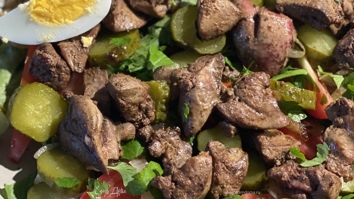 Теплый салат с куриной печенью