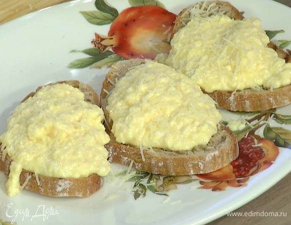 Яйца скрэмбл с пармезаном на тостах 