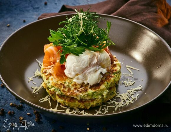 Оладьи из кабачка со свежесоленым лососем, сыром и яйцом пашот