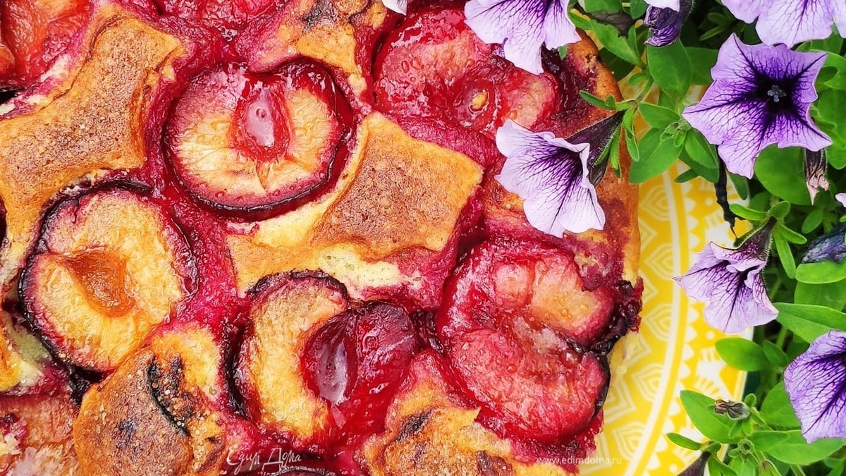 Пирог со сливами