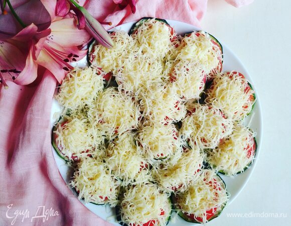 Кабачки с томатами под сыром