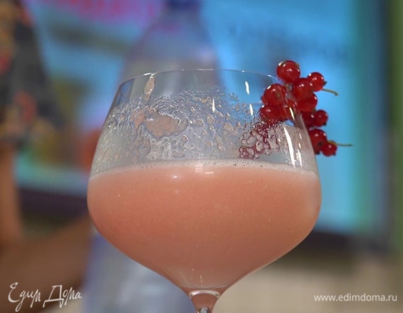 Безалкогольный коктейль с персиком и красной смородиной Безалкогольный коктейль с персиком и красной смородиной