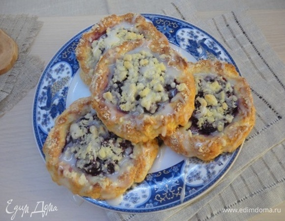 Вишневые ватрушки со штрейзелем