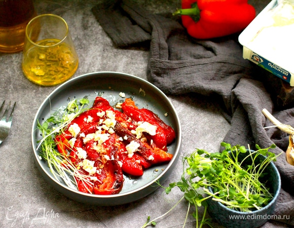 Запеченные перцы с чесноком и брынзой Запеченные перцы с чесноком и брынзой
