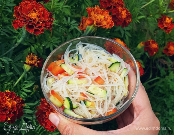 Салат с фунчозой и овощами