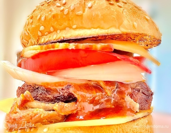 Бургер с томлеными ребрышками и барбекю