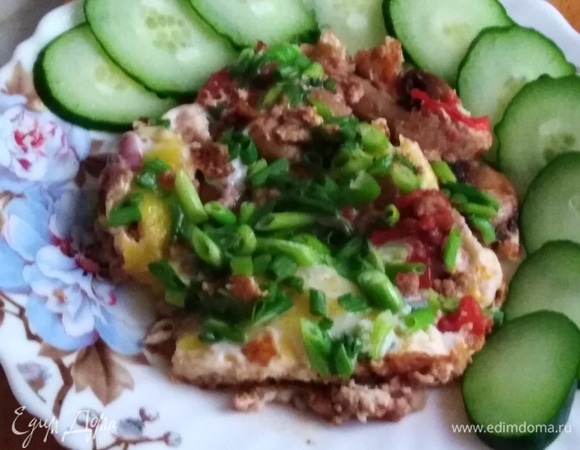 Яичница с шампиньонами и ливерной колбасой