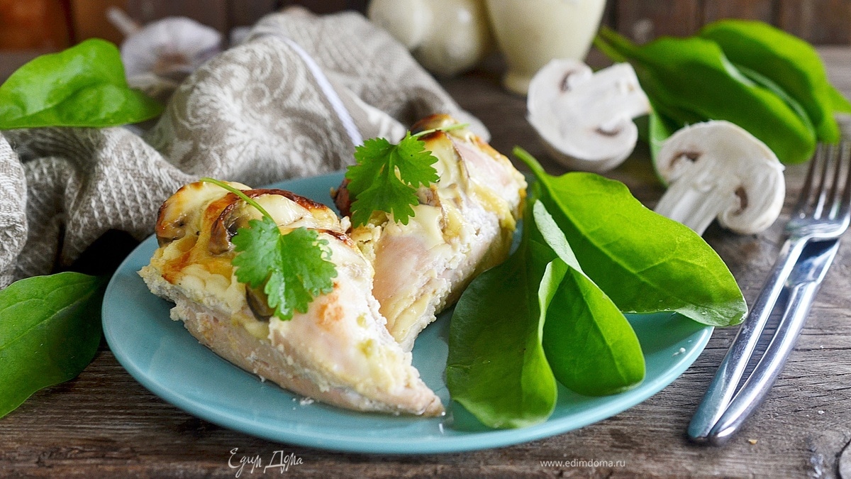 Куриные грудки с грибами и сыром