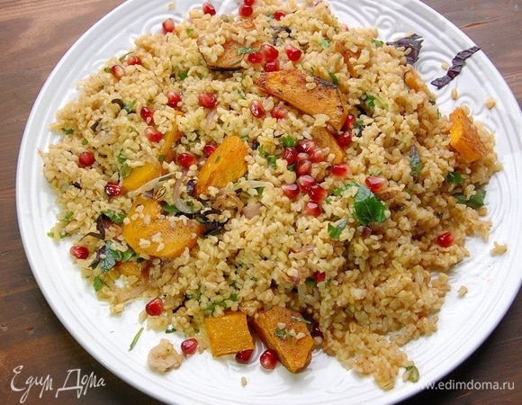 Салат из булгура с пряной тыквой, орехами и семечками