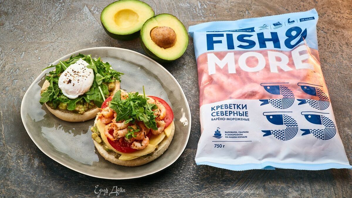 Сэндвич с яйцом пашот, креветками и пюре из авокадо