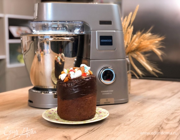 Шоколадный кулич с орехами и карамелью в стиле «Синнабон»