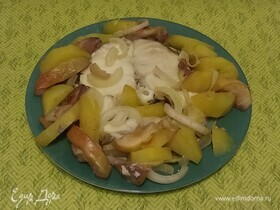 Треска, запеченная с картошкой, луком и яблоками
