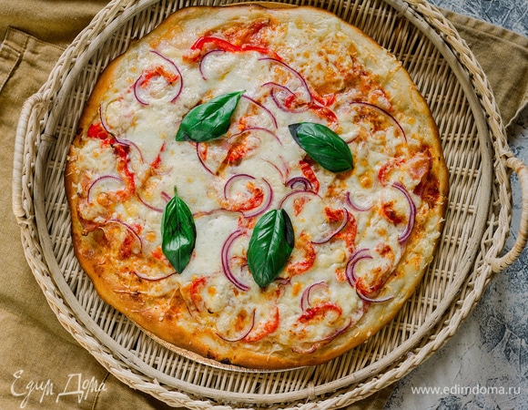 Пицца с помидорами на тесте для итальянской пиццы