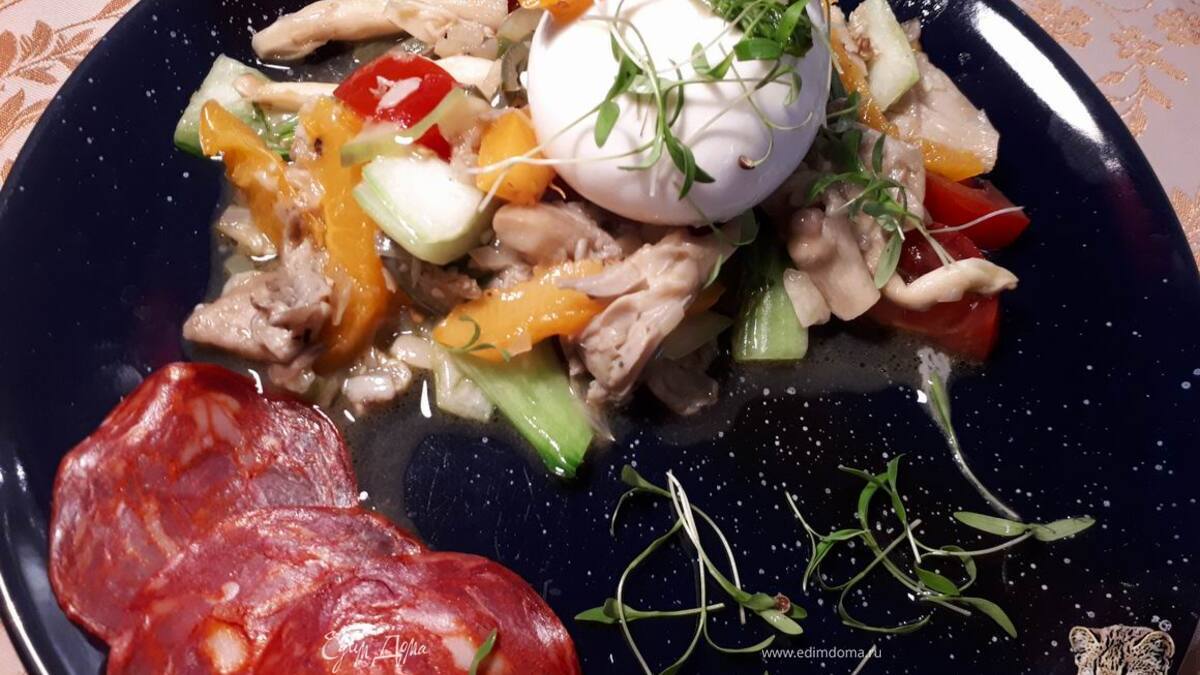 Теплый салат с абрикосами и вешенками