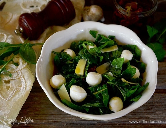 Салат с руколой, сыром и вялеными томатами Салат с руколой, сыром и вялеными томатами