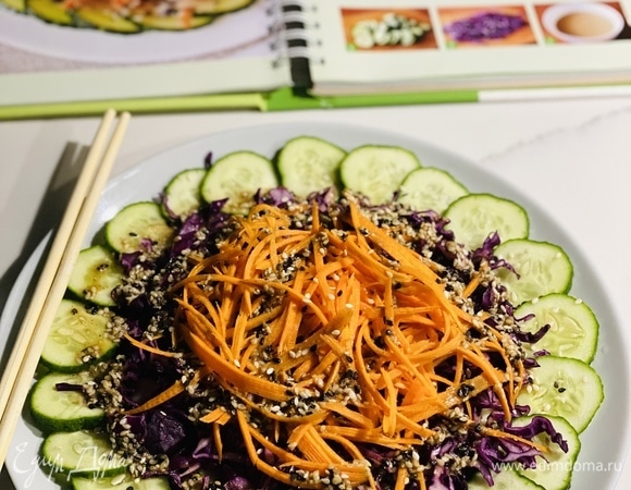 Салат из красной капусты и огурца с кунжутной заправкой