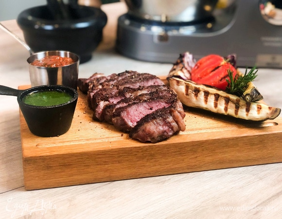 Сочный стейк с чимичурри и соусом от шефа Сочный стейк с чимичурри и соусом от шефа