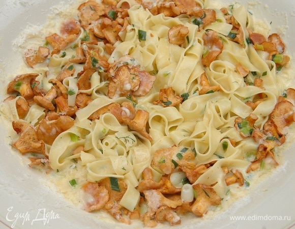 Феттучине с лисичками, зеленым луком и укропом 