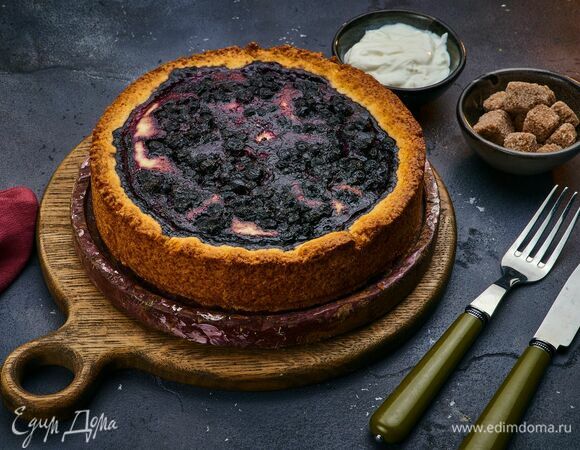 Открытый пирог с творогом и черникой