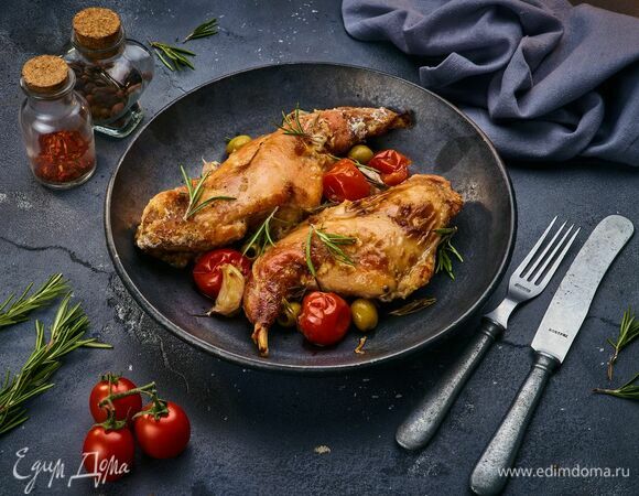 Кролик, запеченный в белом вине с оливками и помидорами Кролик, запеченный в белом вине с оливками и помидорами