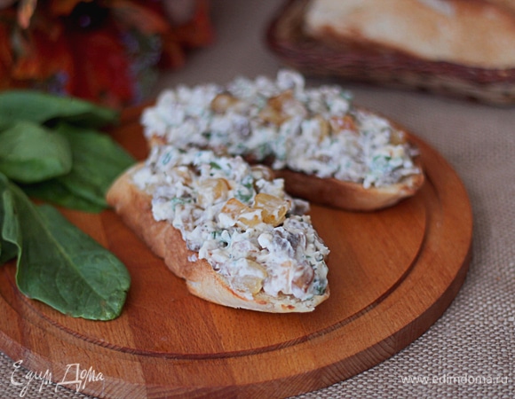 Брускетта с грибами и карамелизированной грушей