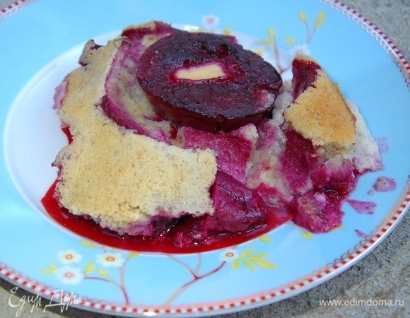 Миндальный клафути со сливами Миндальный клафути со сливами